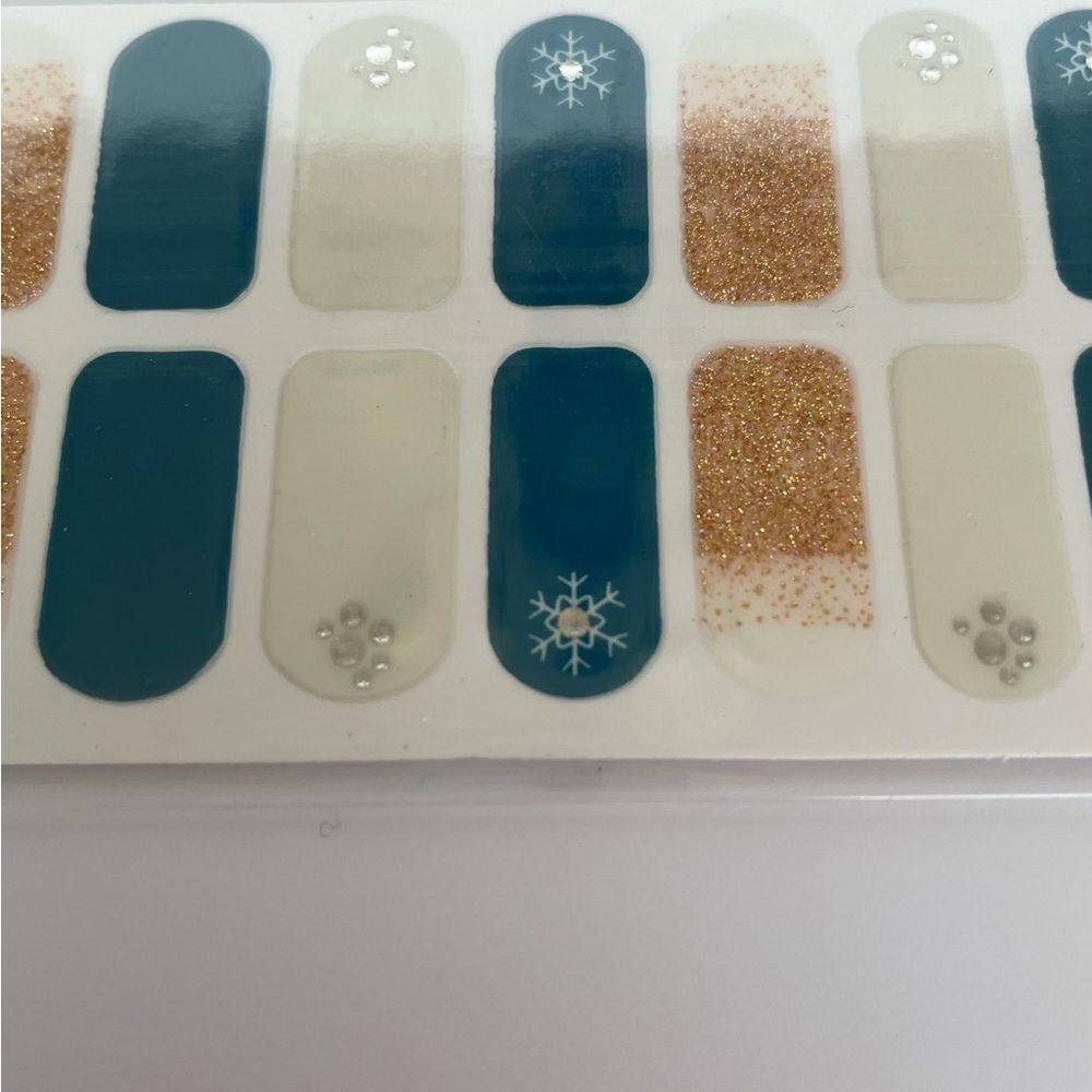 ๐
2/$15๐
GLITTER ANDย SNOWFLAKESโ TEALโPRESSโONโNAILS